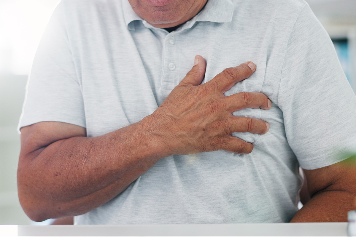 Hombre con la mano apretada en su pecho