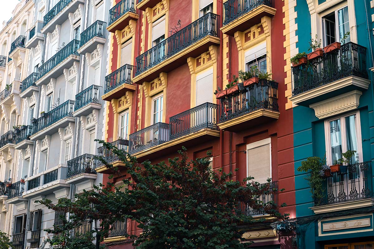 Fachadas de edificios de distintos colores