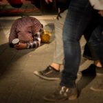 Hombre pidiendo dinero en la calle
