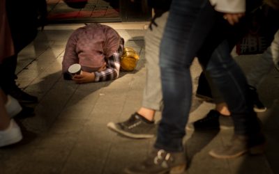 Hombre pidiendo dinero en la calle