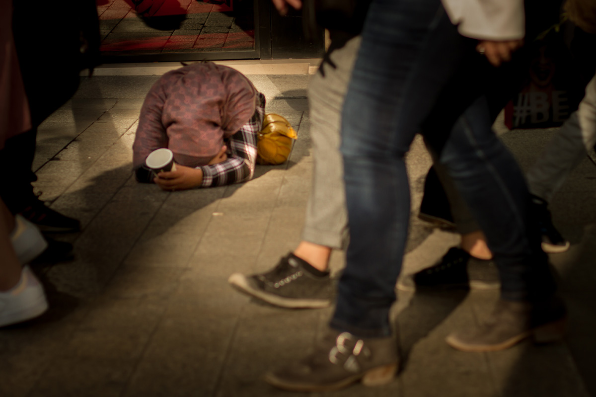 Hombre pidiendo dinero en la calle