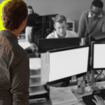 Becario entrando en una oficina