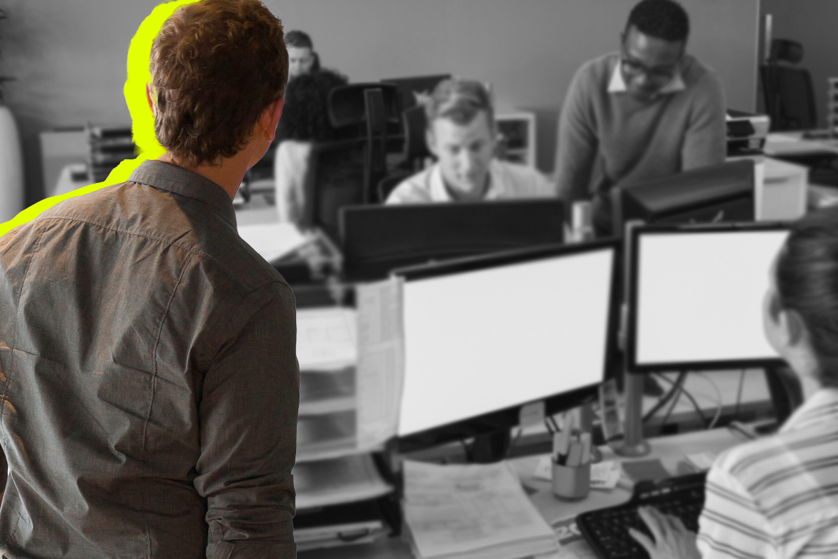 Becario entrando en una oficina